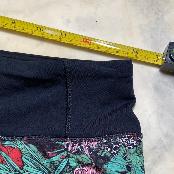 Lululemon Hotty Hot Floral Women's Shorts Size 4- Look New! - Picture 8 of 9